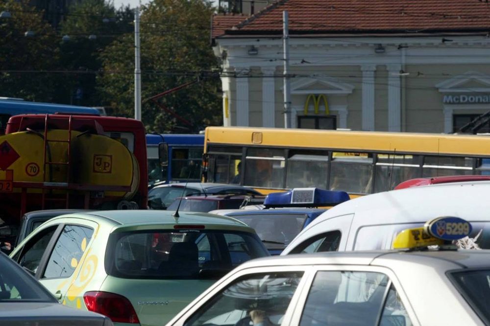 KOLAPS U CENTRU BEOGRADA: Tramvaj izleteo iz šina na Slaviji, saobraćaj stajao sat vremena