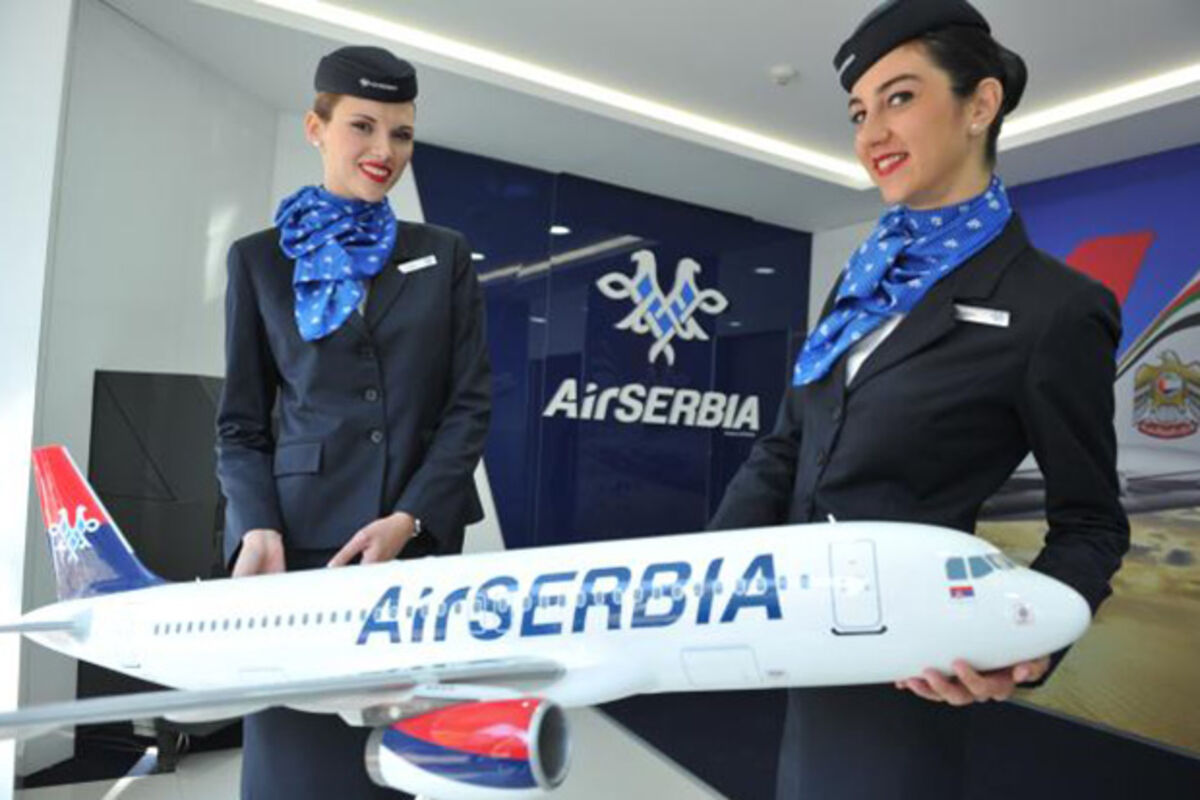 Airserbia com купить билет. АИР Сербия самолеты. Сербские авиалинии. Стюардессы Сербии. Стюардесса АИР Сербия.