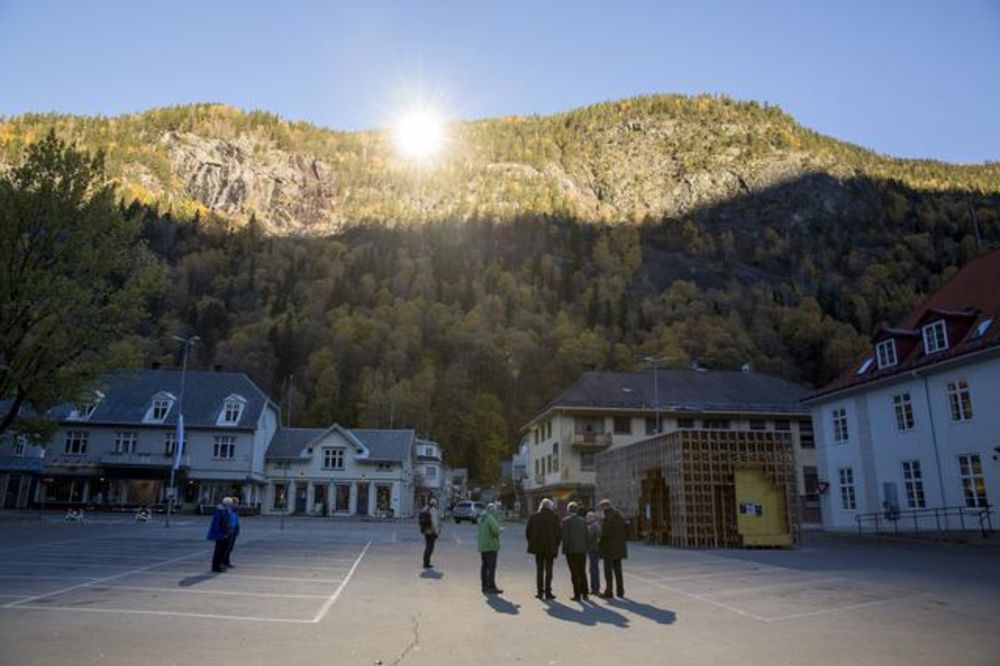 UZ MALU POMOĆ OGLEDALA: Gradić u Norveškoj prvi put obasjan jesenjim suncem!