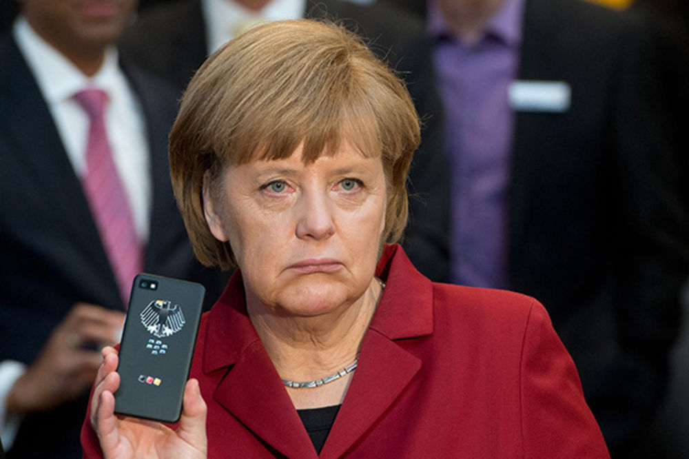 ANGELIN SUPERTELEFON: Merkelova ima čudo od blekberija, a ipak je prisluškivali!