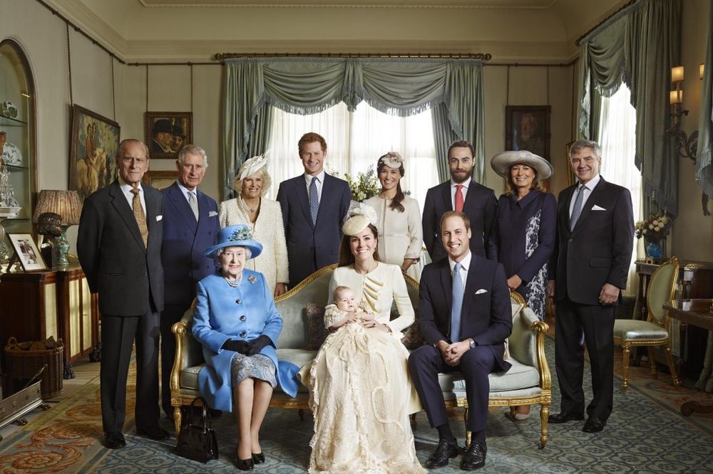 PORODIČNA FOTOGRAFIJA: Britanska kraljica sa tri buduća kralja!
