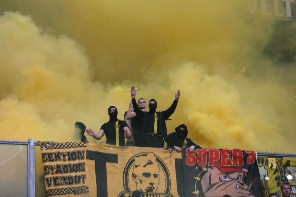 BAŠ OPASNI: Divljanje huligana iz Dortmunda na meču sa Šalkeom