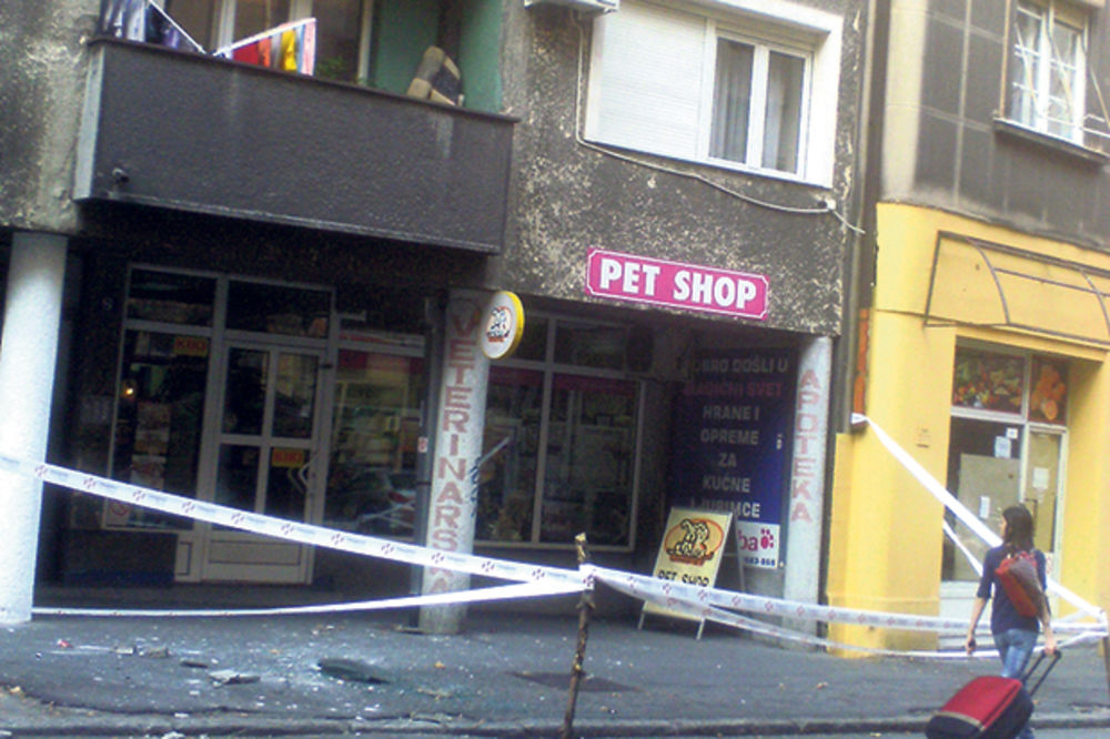 Pao deo fasade u Sarajevskoj uništio dva vozila
