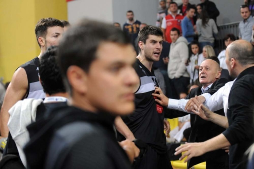 LUDILO U SKOPLJU: Košarkaši Partizana fizički napadnuti posle pobede