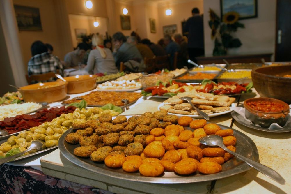 BOLJE NEGO U SKUPŠTINI: U restoranu NBS za 1.000 dinara ruča cela familija