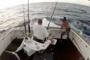 KO JE KOGA UPECAO: Pecaroš skočio u vodu, a riba uskočila u čamac!