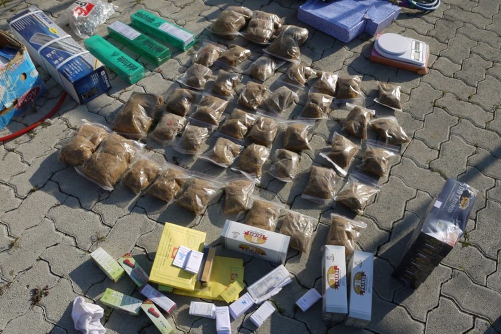 GRADINA: Carinici zaplenili šest kilograma duvana i 60 hiljada ilegalnih nalepnica!