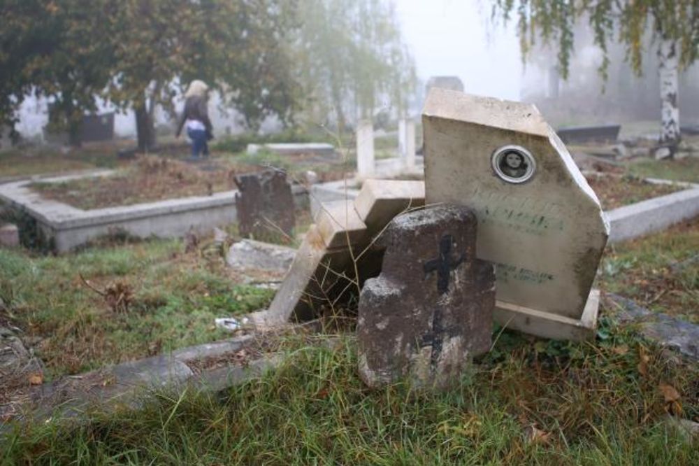 ZADUŠNICE: Srbi pod pratnjom policije obišli groblje u južnoj Mitrovici