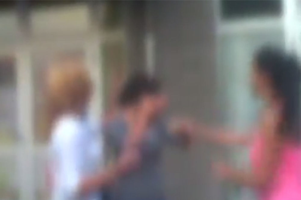 VIDEO ĐAČKO NASILJE: Tri učenice brutalno pretukle vršnjakinju!