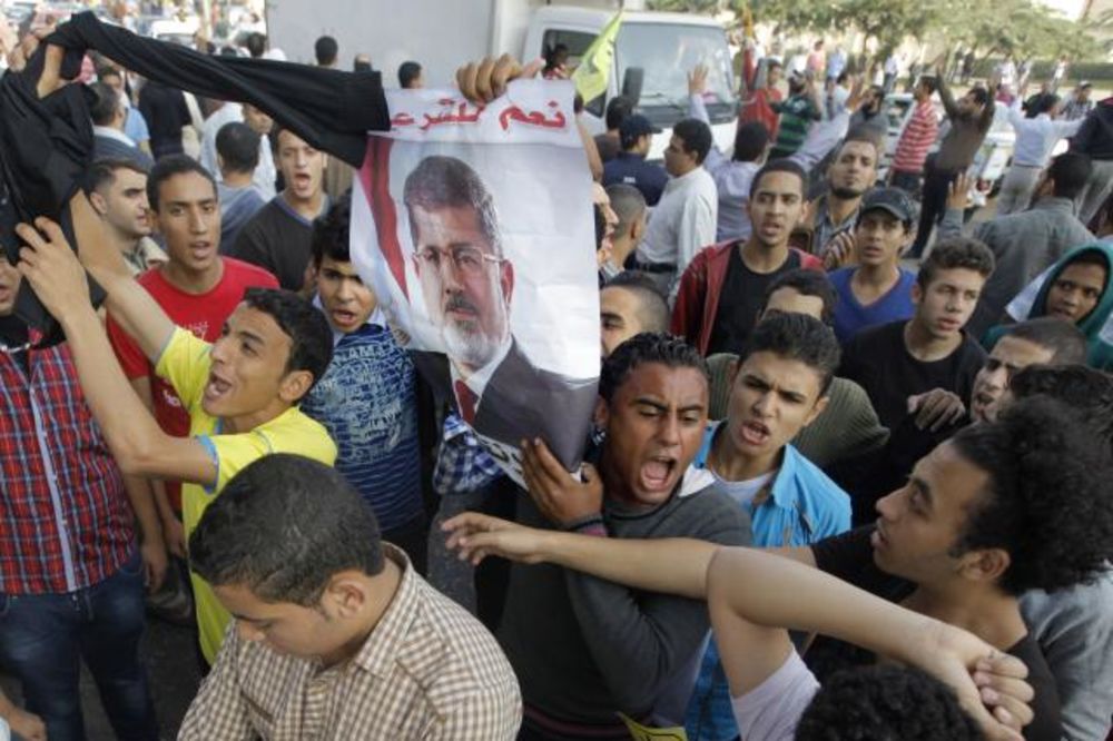 MIR U SUDNICI: Suđenje Morsiju prekinuto, optuženi razgovarali među sobom