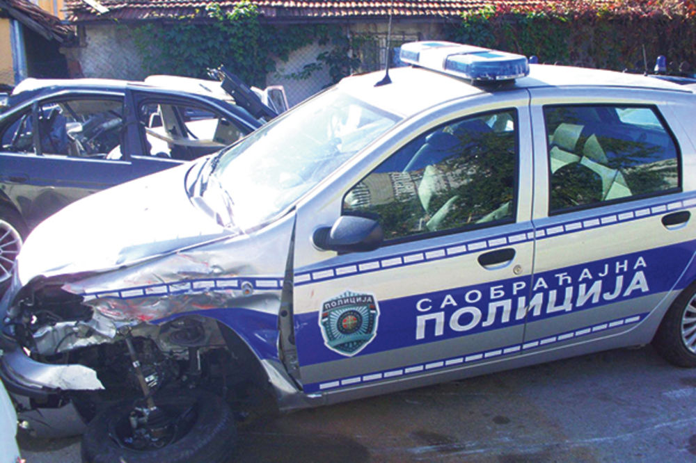 PODIVLJAO: Oteo automobil, pa se sudario s policajcima