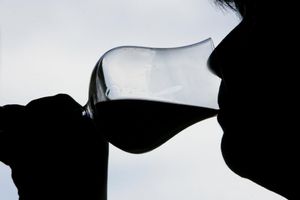 UMRO ZBOG OPEKOTINA U GRLU: Konobar sipao gostu detrdžent umesto vina!