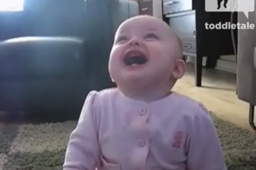 Pokušajte da se ne nasmejete: Beba se zarazno smeje svom psu