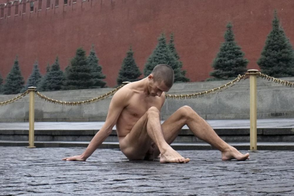 Ruski umetnik zakucao genitalije o asfalt ispred Kremlja