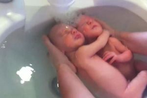 VIDEO KOJI ĆE VAS RAZNEŽITI: Pogledajte novi metod kupanja beba!