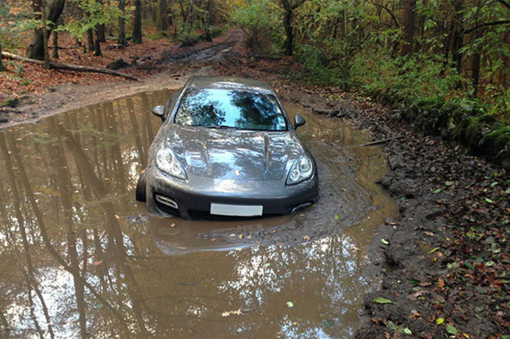 KAKAV GENIJE: Fudbaler zaglavio u živo blato auto od 100.000 funti!
