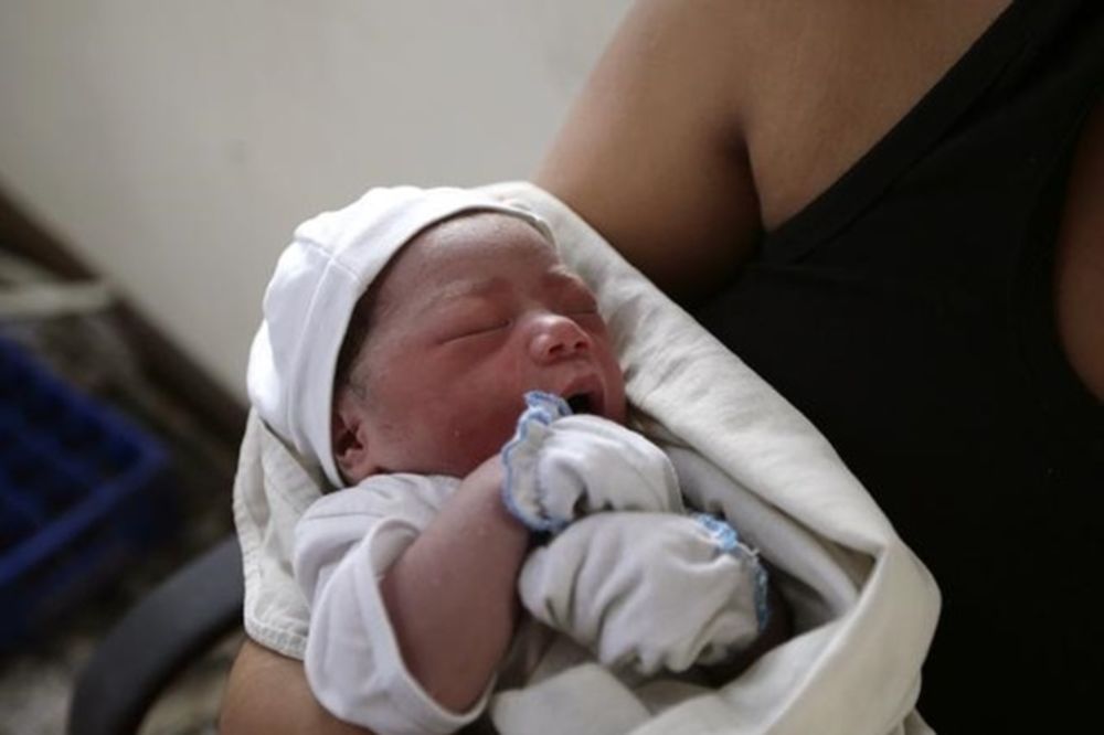 Filipini: Beba rođena u ruševinama posle oluje
