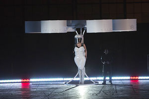Ledi Gaga na promociju stigla u letećoj haljini