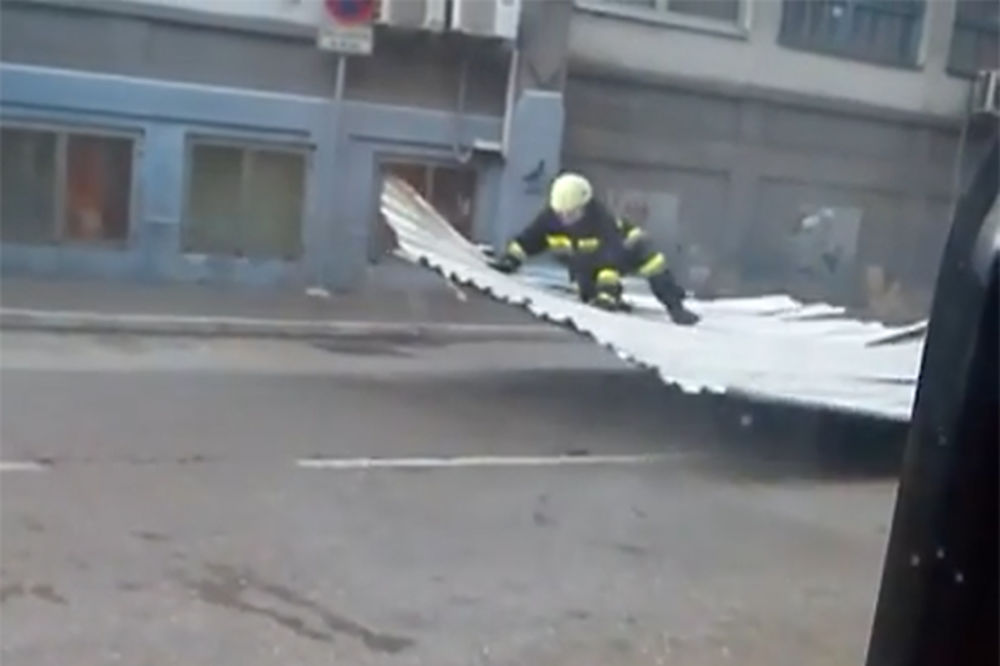 NEVREME U RIJECI: Pogledajte, vetar podigao vatrogasca u vazduh i zabio ga u zid!