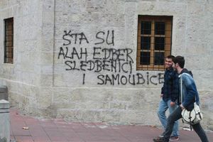 ŠKRABOTINE: Uvredljive poruke skinute sa Šejh Mustafa Pašinog turbeta