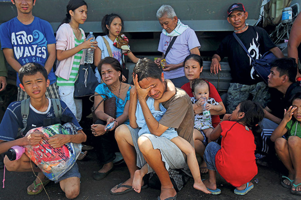Filipinci očajni zbog sporog priliva pomoći