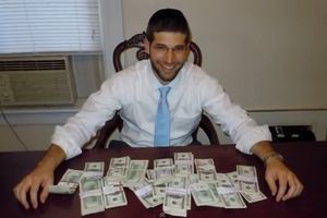NEVEROVATNO: Kupio pisaći sto pa u njemu našao 100.000 dolara