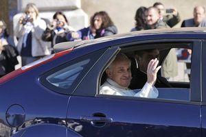Papa svojim fordom kod predsednika Napoletanija
