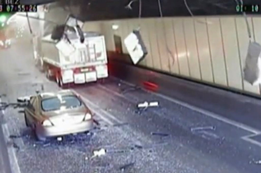 POGLEDAJTE KARAMBOL: Kamion prikolicom uništio tunel u Sidneju!