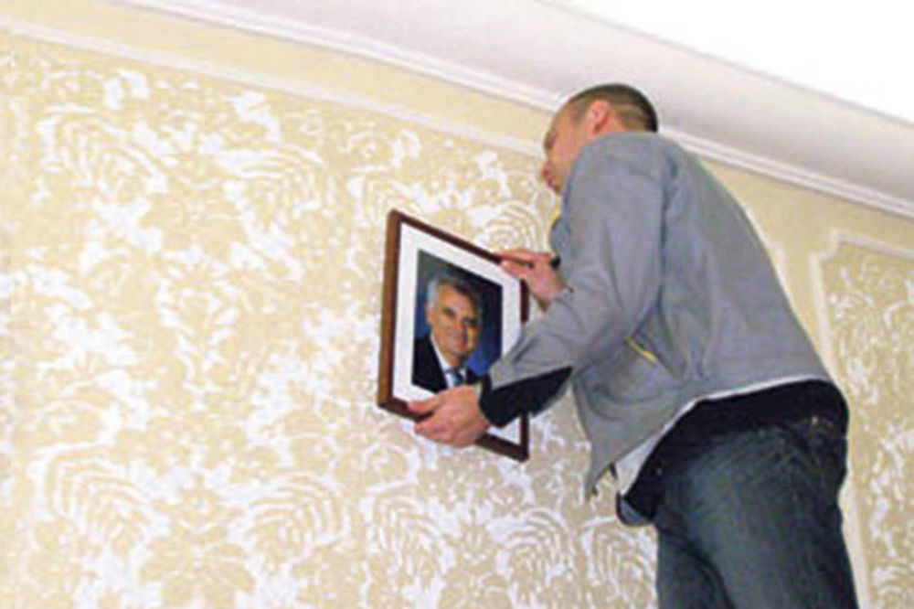 HIT: Organizovao službeni put u Zrenjanin da bi okačio Tominu sliku!