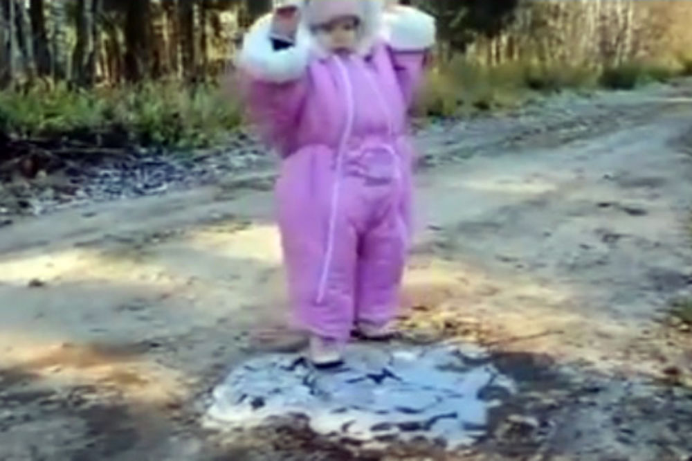 BUPNULA: Devojčica prvi put pokušala da hoda po ledu!