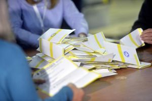 VLADA PITA EU: Objasnite zašto su glasovi iz Mitrovice brojani u Kosovu Polju