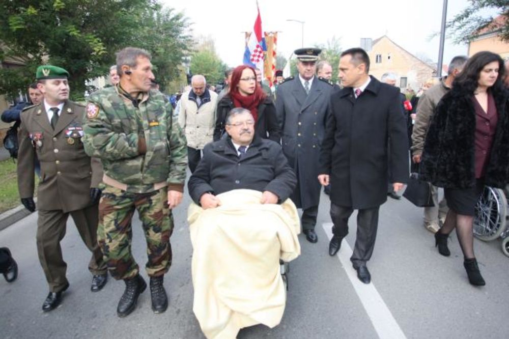 GOTOVINA JAČI OD DRŽAVE: Blokirao Josipovićevu kolonu u Vukovaru