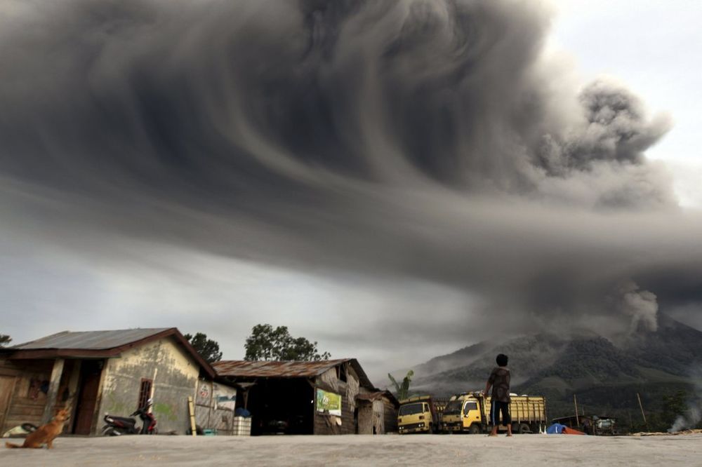Vulkan u Indoneziji bljuje lavu 8 kilometara u vis