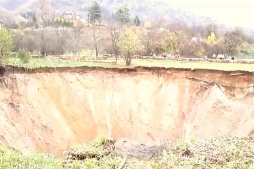 FENOMEN U SANICI: Rupa duboka 32 metra raste i guta sve pred sobom