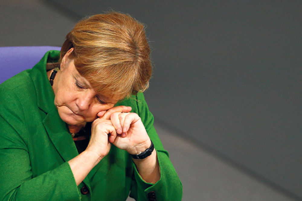 PROLAZNA SLABOST: Merkelovoj pozlilo tokom intervjua
