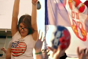 LOŠ KADAR: Devojka u majici sa zastavom Amerike podržala Srbiju