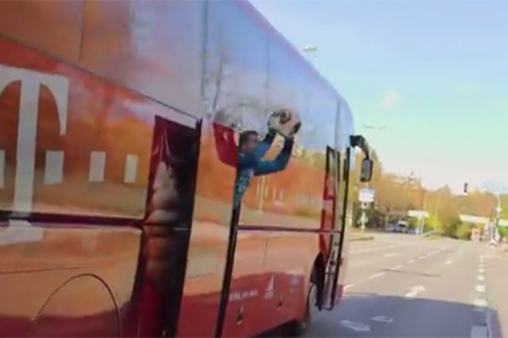 RIBERI - ZNAK - NOJER: Kakva akcija Bajerna i to iz busa u pokretu (VIDEO)