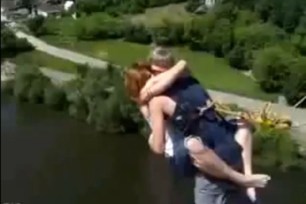 NEUSTRAŠIVA RUSKINJA: Skočila sa mosta držeći se za prijatelja vezanog konopcem