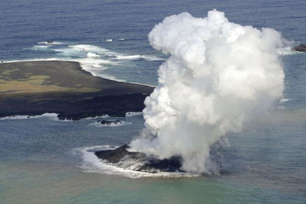 IZRONILO IZ MORA: Erupcija iznedrila novo ostrvo u Japanu