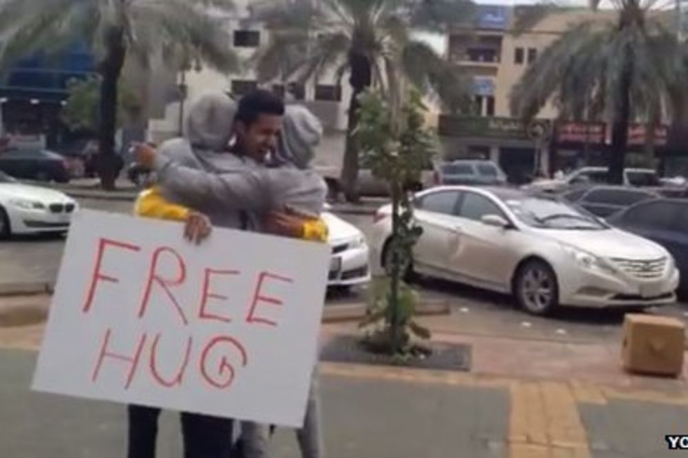 NA POGREŠNOM MESTU: Nudili besplatne zagrljaje, uhapsila ih verska policija