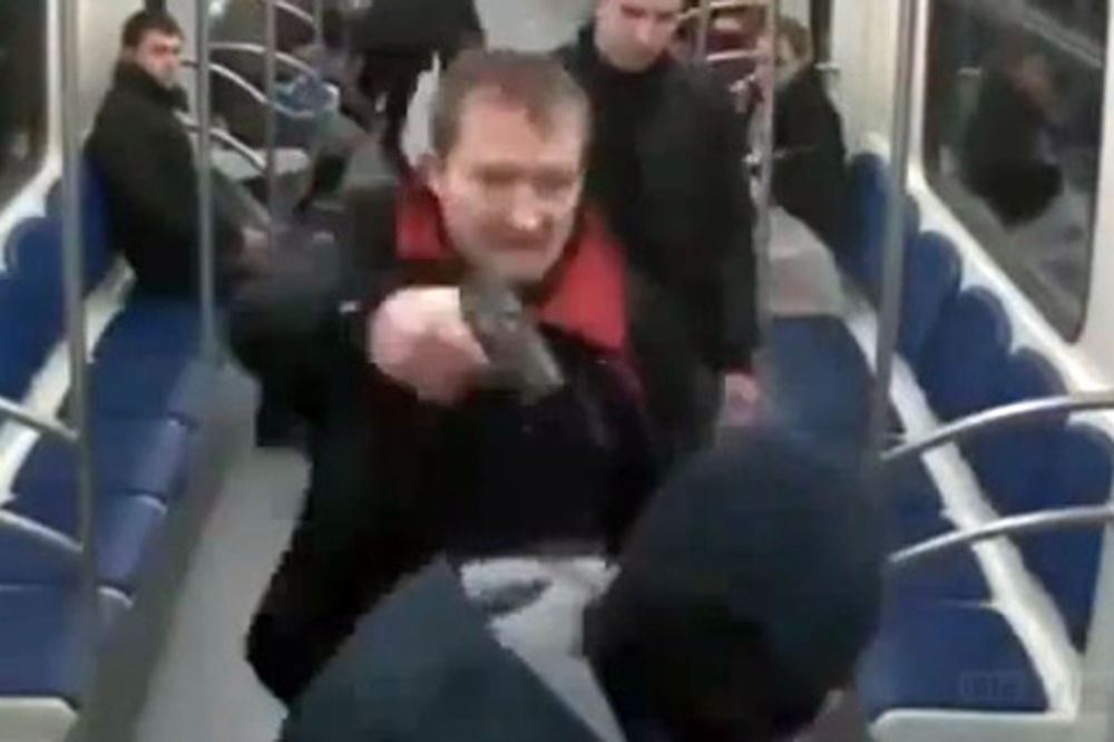 ŠOKANTAN SNIMAK: Rus rasista pucao u lice čoveku u metrou u Moskvi!