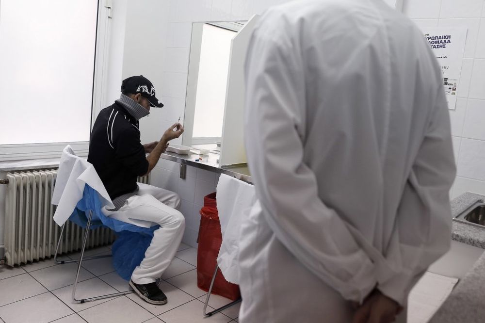 ZA 700 EVRA POMOĆI: Grčki narkomani namerno ubrizgavaju virus HIV!