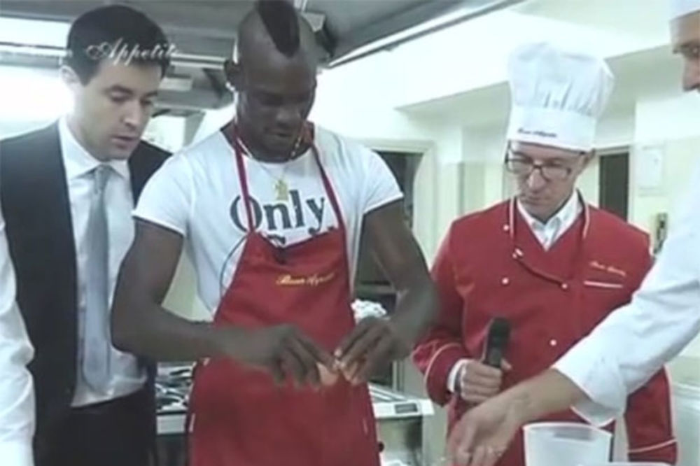 PRVI KUVAR MILANA: Baloteli se dobro snalazi i u kuhinji!