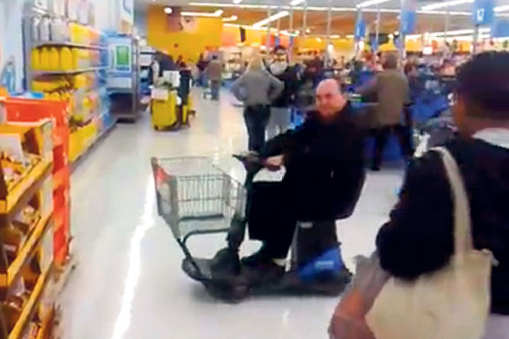 PODETINJIO: Bora Drljača divljao u kolicima po supermarketu