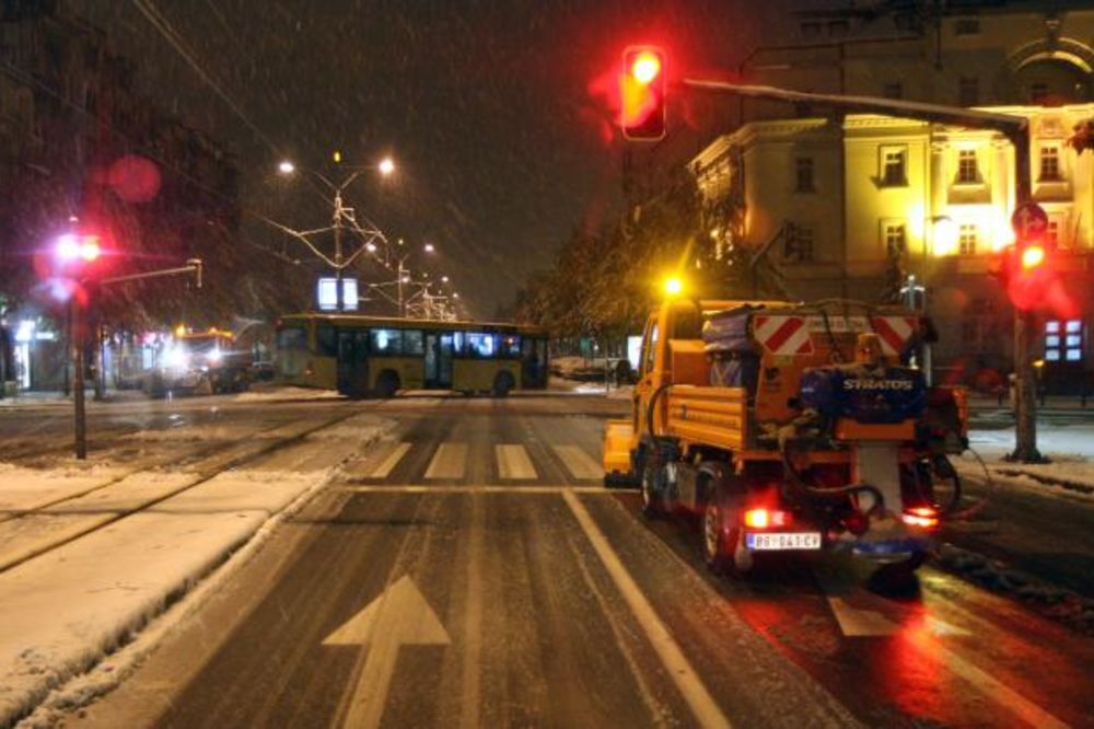 FOTOGALERIJA ZIMSKA SLUŽBA U AKCIJI: Beograd noću pod prvim snegom