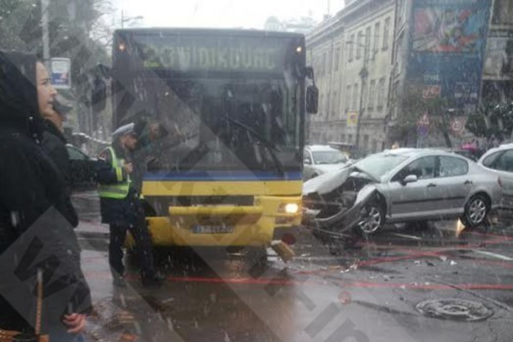 BEOGRAD: Pežo udario u autobus u centru grada!