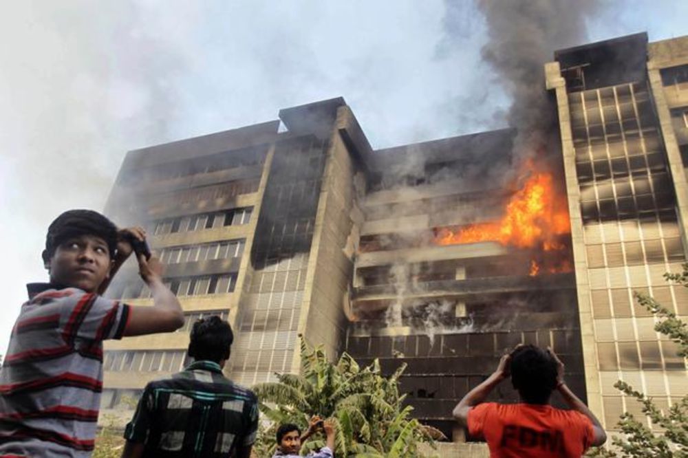 OSVETA BESNIH RADNIKA: Zapalili fabriku tekstila u Bangladešu