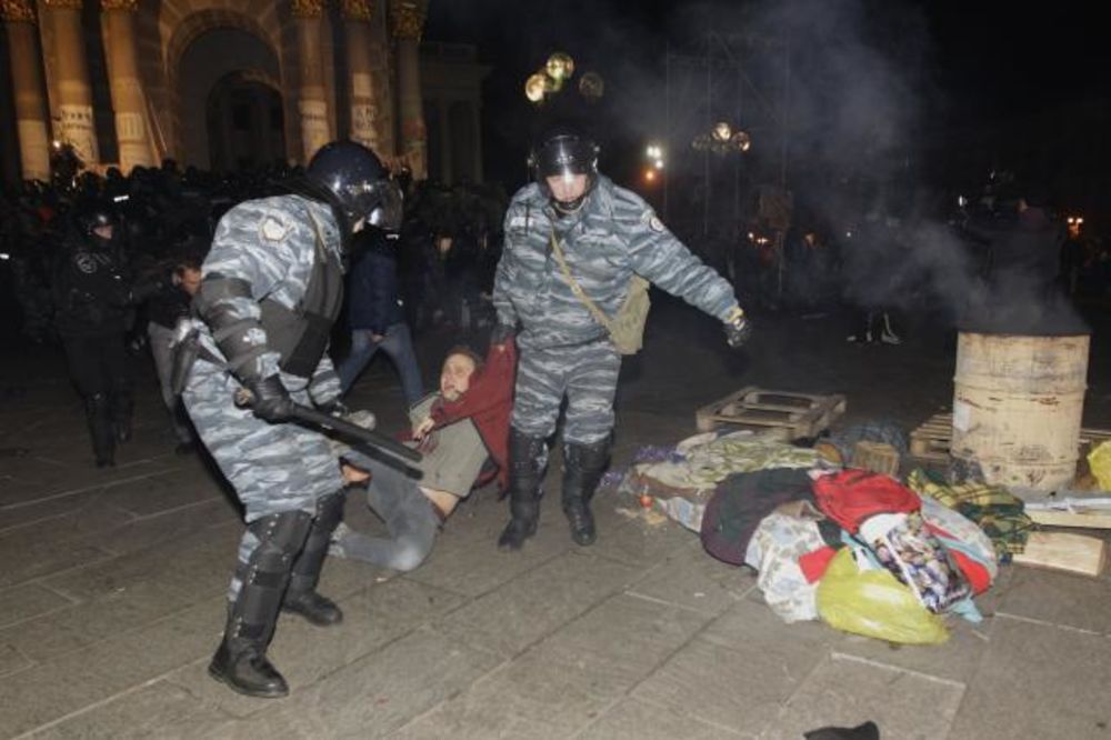 Policija pendrecima i suzavcem rasterivala demonstrante u Kijevu