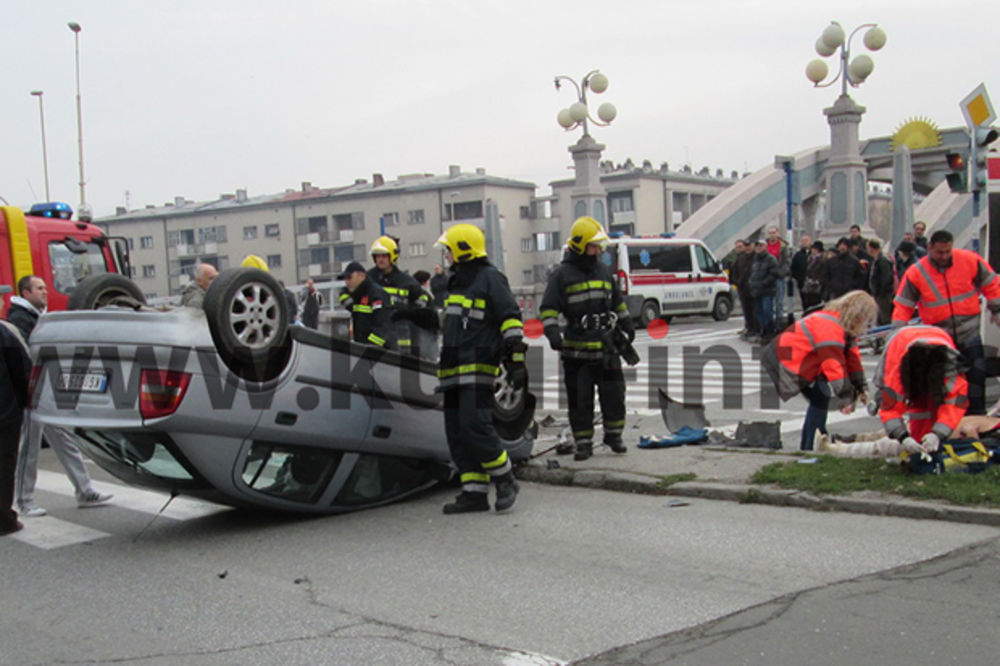 KARAMBOL: Auto odvalio semafor i srušio ga na pešaka!