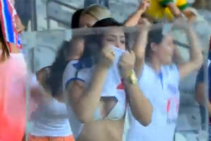 SEKSI PROSLAVA GOLA: Brazilska navijačica pokazala grudi!